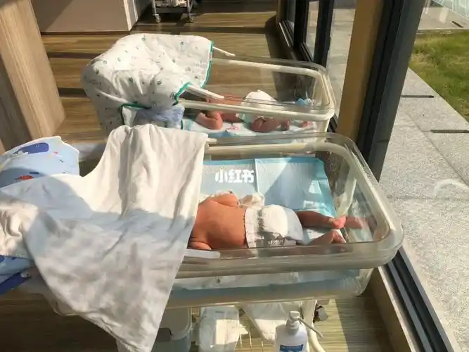 求教,有没有一个月内宝宝频繁吐奶的?