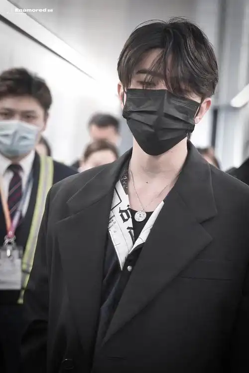 蔡徐坤出发风衣大帅哥钻石美貌帅死谁了期待1211tmea舞台0100