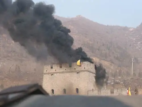 图文:长城上燃起熊熊烽火