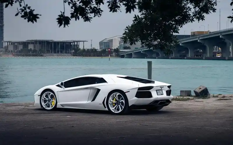 兰博基尼aventador白色超级跑车在河边