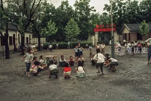 70年代校园生活的珍贵彩照 老师评分不看成绩看出身|评分|学校|阶级