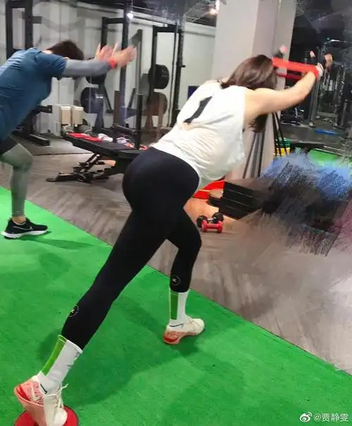辣妈贾静雯坚持健身挥汗 逐渐练出翘臀和肌肉线条