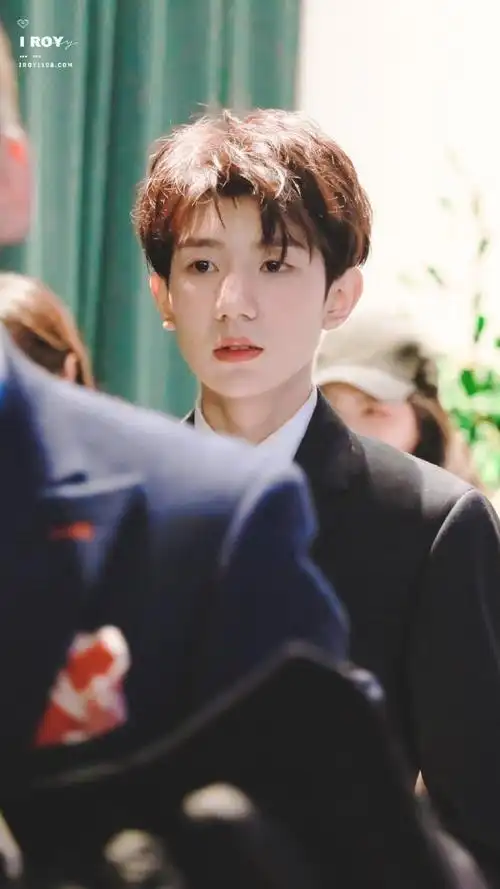 王源新发色正脸照