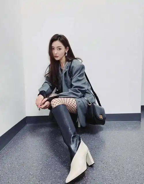 张天爱是真的瘦,大量感拖鞋配喇叭裤也不显腿粗,普通人很难驾驭