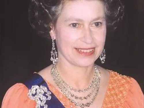 英国王室成员戴珍珠,女王贤惠优雅,戴安娜华丽出众,凯特不一样