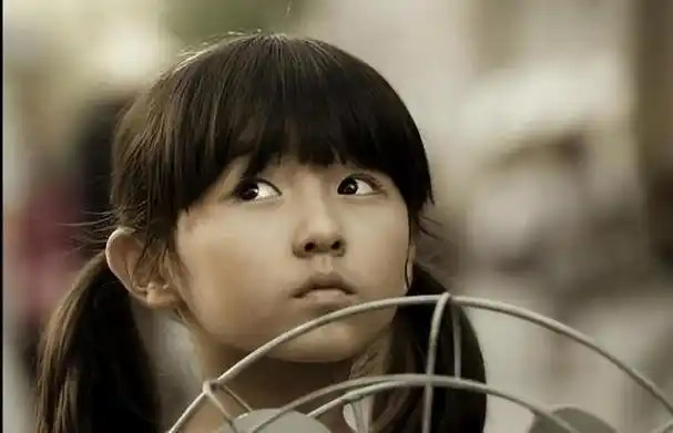 "无人敢惹"张子枫:靠"5个爸爸"成京圈宠儿,后恋渣男被群嘲