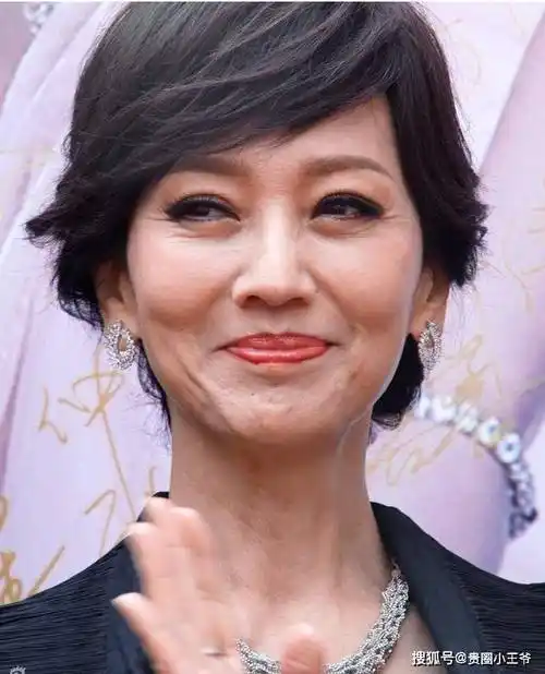 70岁赵雅芝穿搭真大胆,打扮少女却被嘲扮嫩,中老年女明星不容易