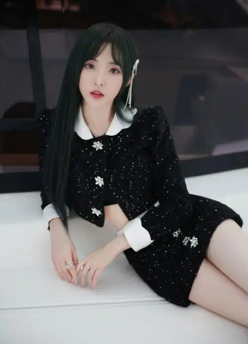 自从加入硬糖少女303组合后,郑乃馨就跟随组合活跃在