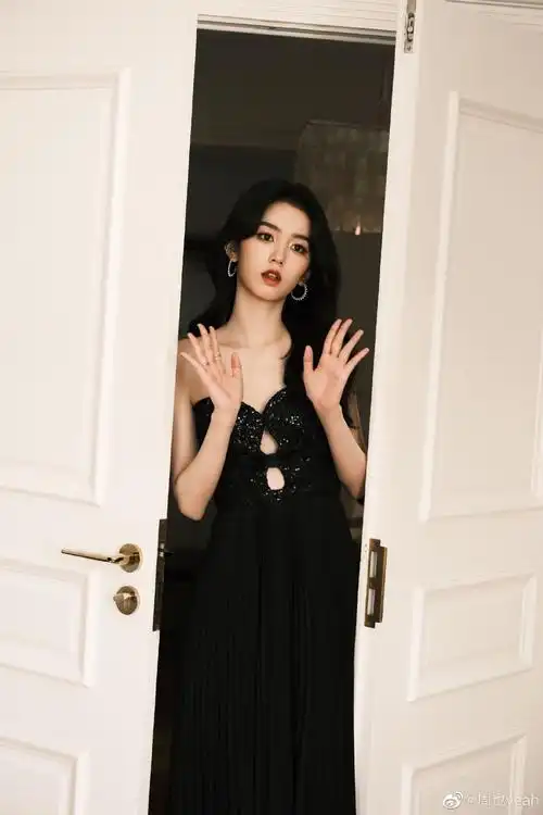 周也穿黑色镂空抹胸裙秀锁骨 手臂纤细性感有女人味_影视资讯网明星