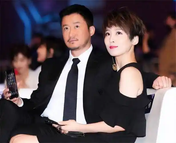 对谢楠不依不饶,录节目的空档还问谢楠有没有男朋友,追求之意溢于言表