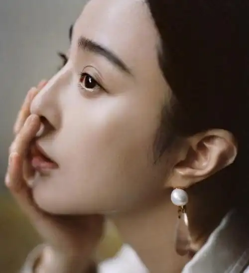 范冰冰晒热乎美照,罕见露出耳朵,耳垂形状好怪异