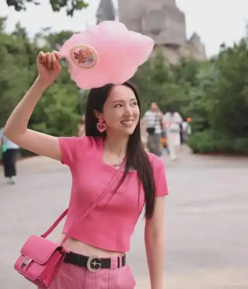 董璇一家3口出游41岁高云翔中年发福剃光头落魄到认不出