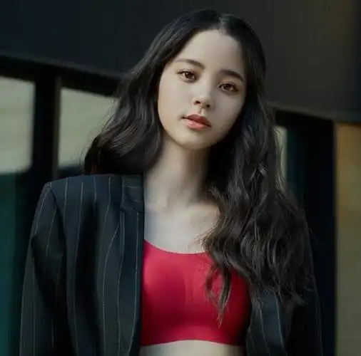 20岁欧阳娜娜发育过猛紧身上衣撑到开口秋裤故意露出一截