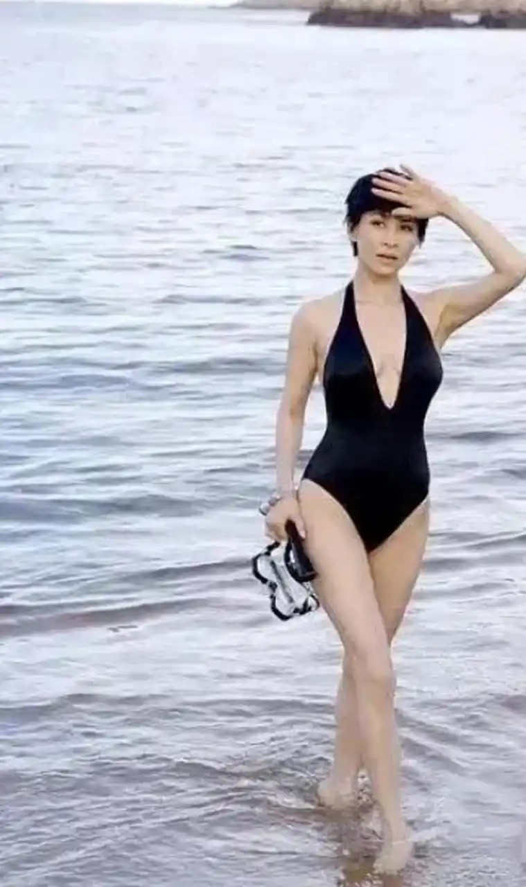 刘嘉玲年轻时候在海边拍的泳装照片曝光,有人说她这身材有黄金比例,你