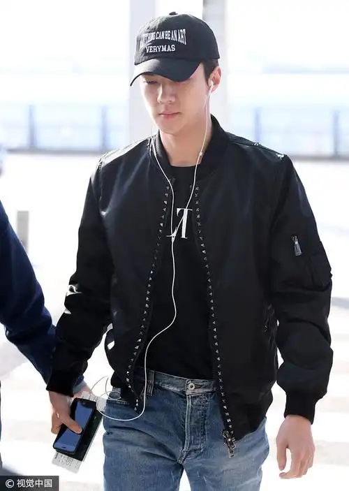 吴世勋现身机场.  图片来源:osen/视觉中国
