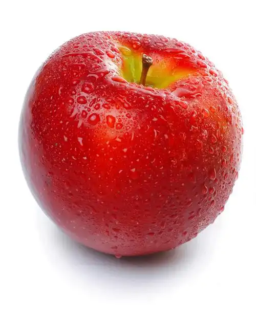 白底新鲜带水珠的苹果