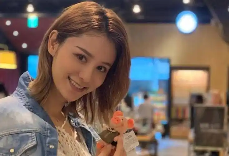 张馨月产后首晒照做高难度倒立动作保持身材被赞比林峯还自律