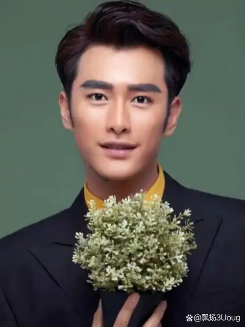 我在百度追星的日子# 朱梓骁手捧鲜花,温文尔雅,尽展迷人魅力