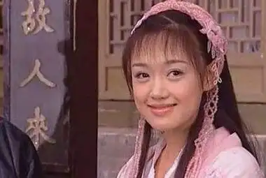 《机灵小不懂》中薛佳凝扮演李凤姐,穿着一身粉红色的古装裙,给人一种