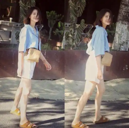 8月15日,高圆圆在社交平台发出最新街拍,蓝色衬衫 白色短裤,给人一种
