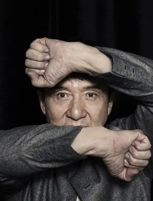 从冒险精神满满的动作片到温馨的喜剧片,成龙的职业生涯展现了他的