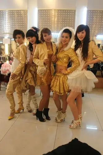 快乐大本营,伴舞的齐舞空间这个女孩叫什么名字?