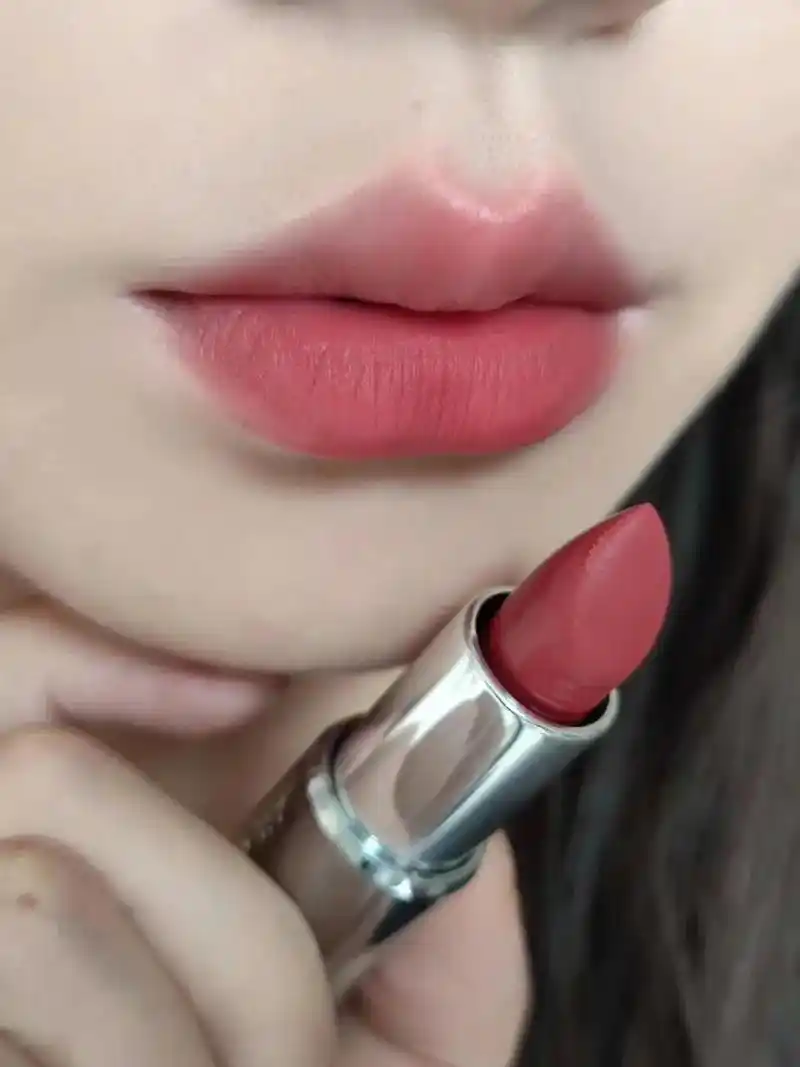 甜甜的白桃乌龙涂上瞬间乖巧纯欲的感觉! #口红试色 #种草 - 抖音