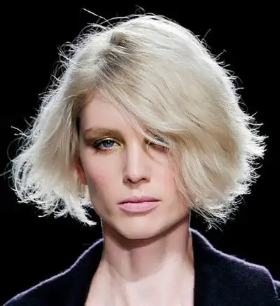 齐颈短直发:整齐的发尾,露额的发型设计,将头发挽至耳后,清新俏丽.