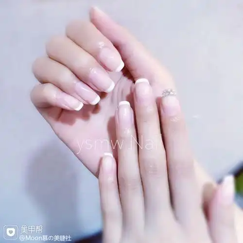 方圆形法式白色经典白法式美甲图片