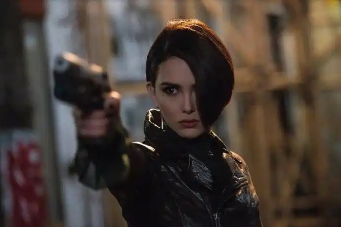 《摩天营救》曝昆凌新剧照 "天王嫂"持枪亮相