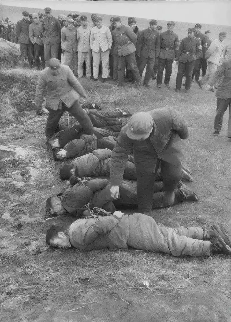 这是60年代哈尔滨,死刑犯公开处决的现场,照片中的他们已经失去了生命