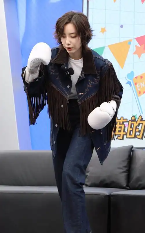 李斯丹妮回应女alpha##李斯丹妮为粉丝画演唱会妆容