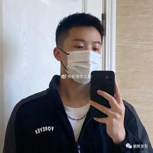 在这个时候,相信很多男生都会选择剪一款清爽的短发造型吧?