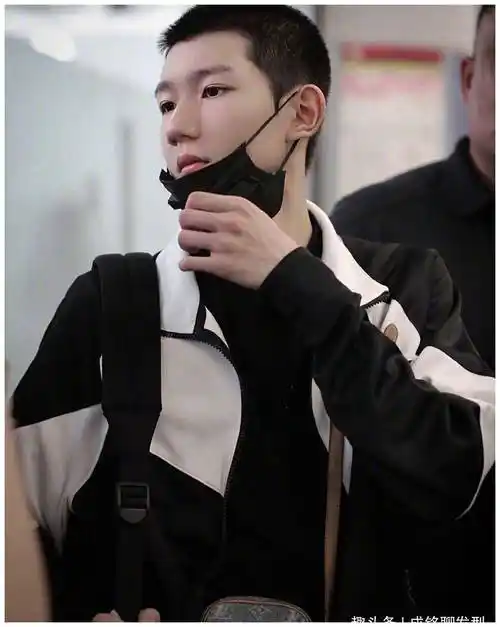 开学季王源剪寸头静心深造,清爽干练不失时尚感,期待更多精彩_寸王文