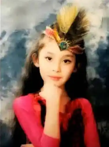 网友:迪丽热巴随便一张照片完爆她_新疆_小时候_一角