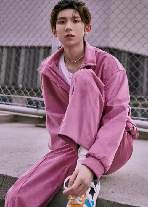 谁说粉色是女性专属王源穿粉紫色套装看起来一点不娘气