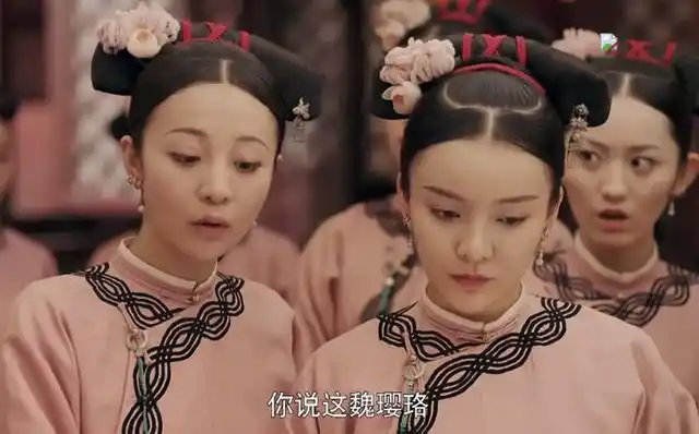 好巧不巧,《延禧攻略》里跟锦绣同是宫女的玲珑(右),长相也让人十分出