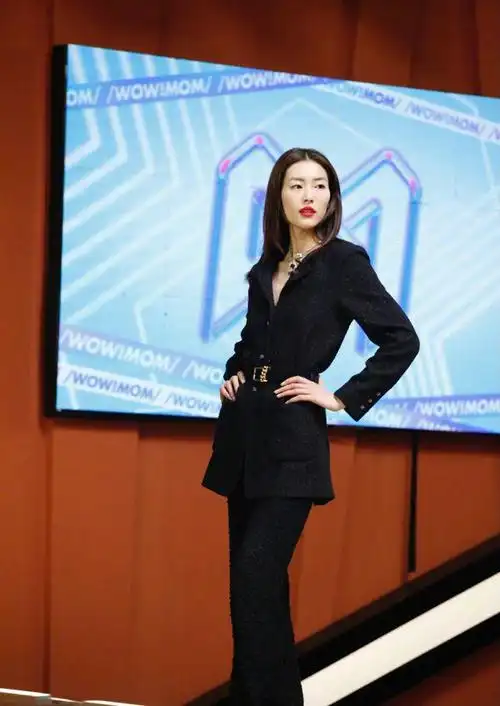 刘雯上综艺化身千颂伊造型简单却有高级感中分刘海显气场