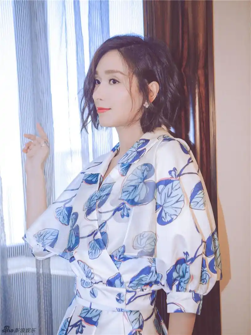 靓丽的短发,甜美的笑容,悠闲的靠在落地窗前,"冻龄女神"杨恭如完美