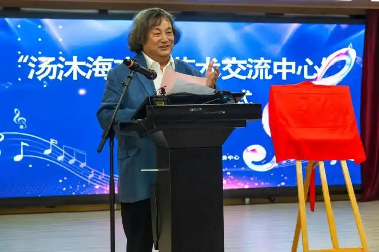 汤沐海,是唯一获得格莱美奖的华人指挥家,曾担任中央乐团常任指挥