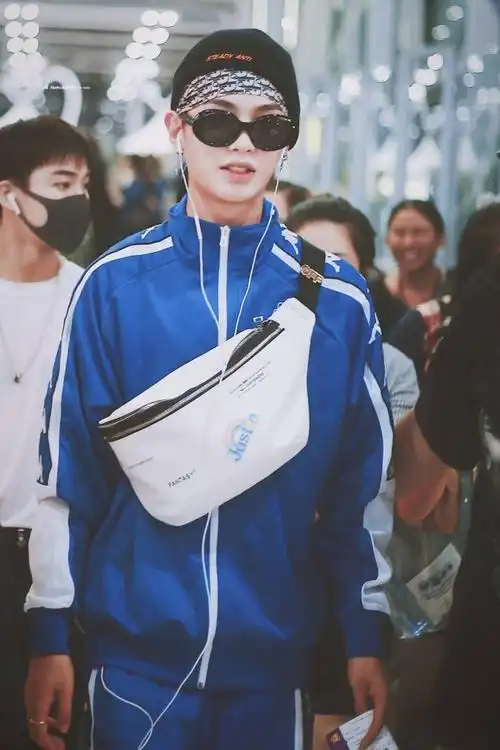 黄明昊justin蓝发