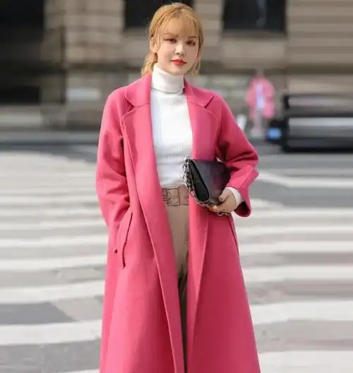 颜色浅的修身牛仔裤;玫红色的雪纺七分袖上衣配修身牛仔裤,优雅干练的