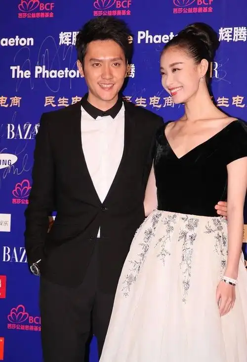 倪妮站在"前男友"冯绍峰身旁,白色裙摆银色印花,气质真太迷人