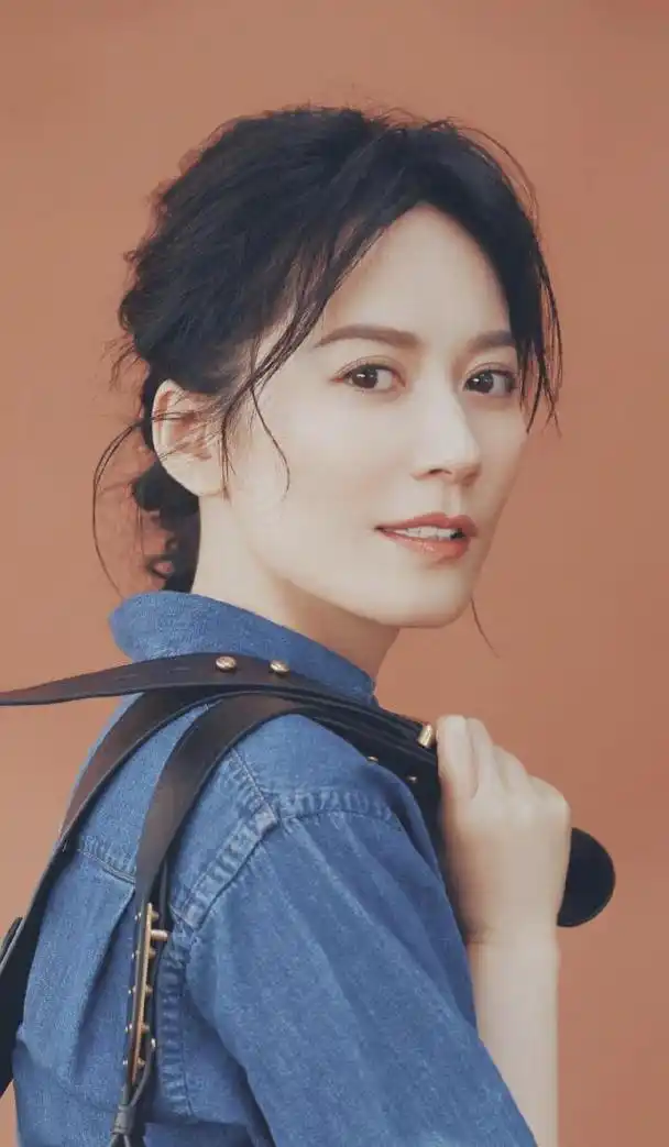 俞飞鸿身穿牛仔裤真年轻,皮肤白嫩气质全开,48岁女神美的太真实