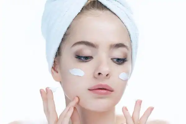 之前要先做好保湿补水的工作,要涂抹爽肤水和乳液,之后才可以涂面霜