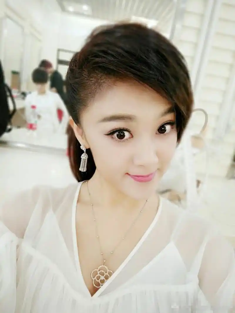 王小玮,中国内地女歌手,青年双排键(电子管风琴)演奏家,玖月奇迹成员.