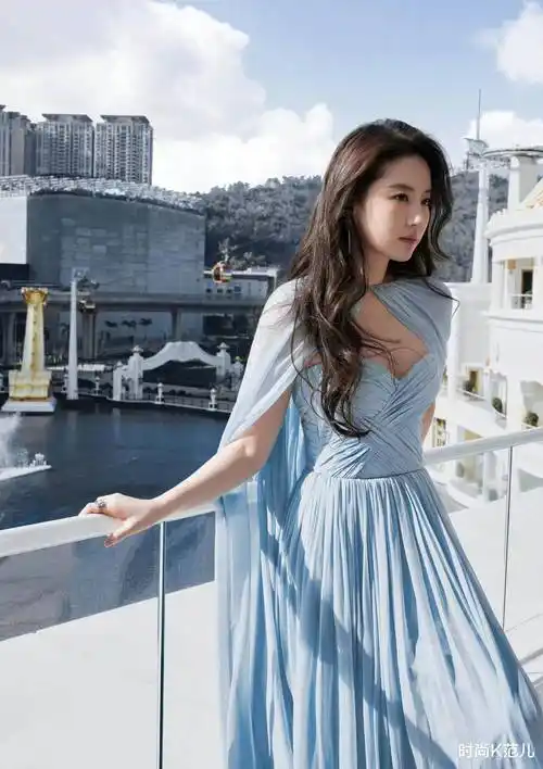 刘亦菲新造型太美了,淡蓝色长裙配大波浪卷发,优雅又仙气!_礼服_身材_