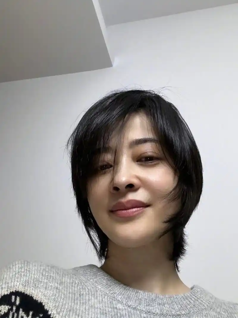 梅婷更新动态短发造型 机场的他拍图确定是48岁吗,完全看不出来啊