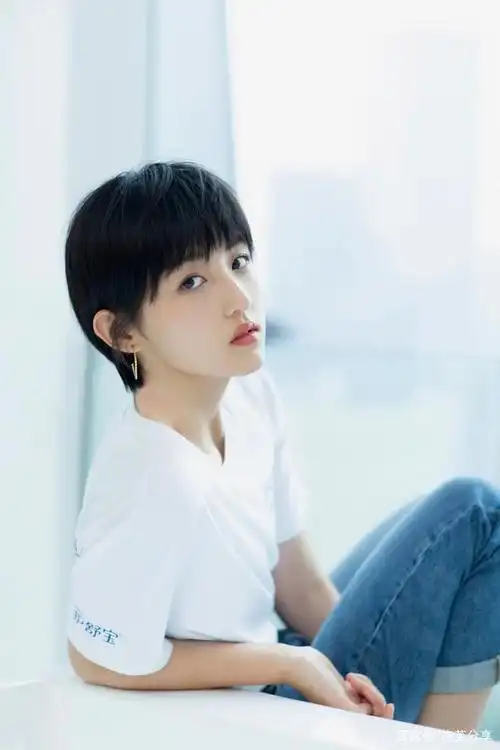张子枫最新齐耳短发造型干净利落青春洋溢!