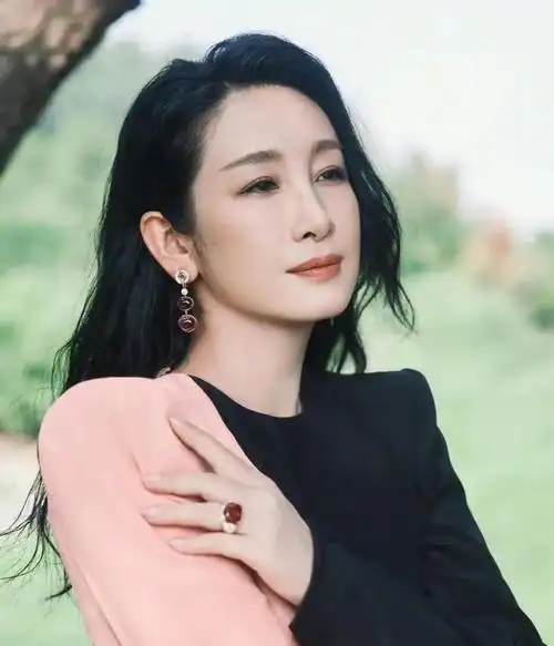 才貌双全的秦海璐,华贵优雅,魅力无限的写真照!__财经头条